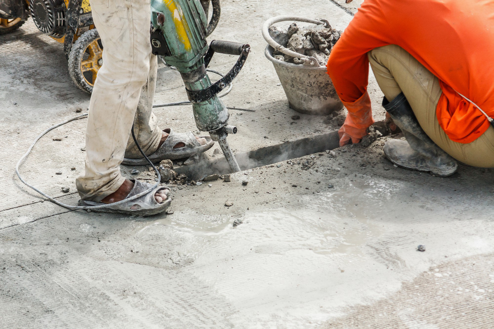 פטיש חציבה להשכרה | construction-worker-using-jackhammer-drilling-concrete-surface (1)