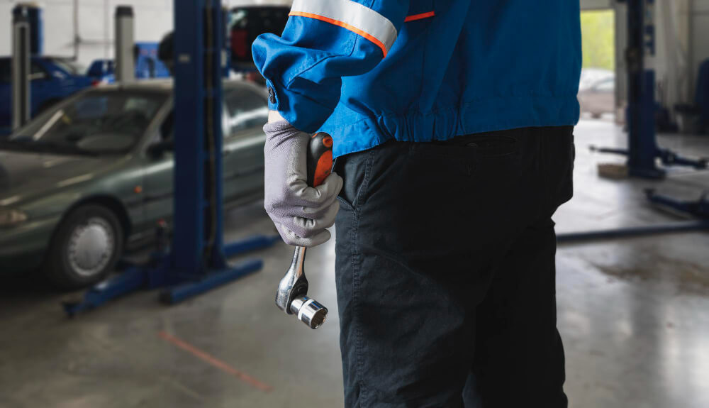 כלי עבודה יד ראשונה מאמרcar-mechanic-holding-wrench-hand-professional-occupation (1)